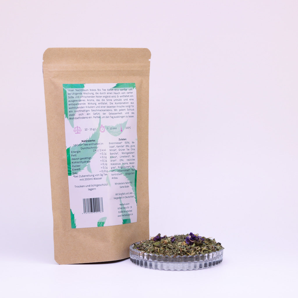 100g-Beutel Bio-Kräutertee ‚Nachttraum Kokos‘ mit rosa-grünem Etikett Rückseite, daneben Glasschale mit losem Tee.