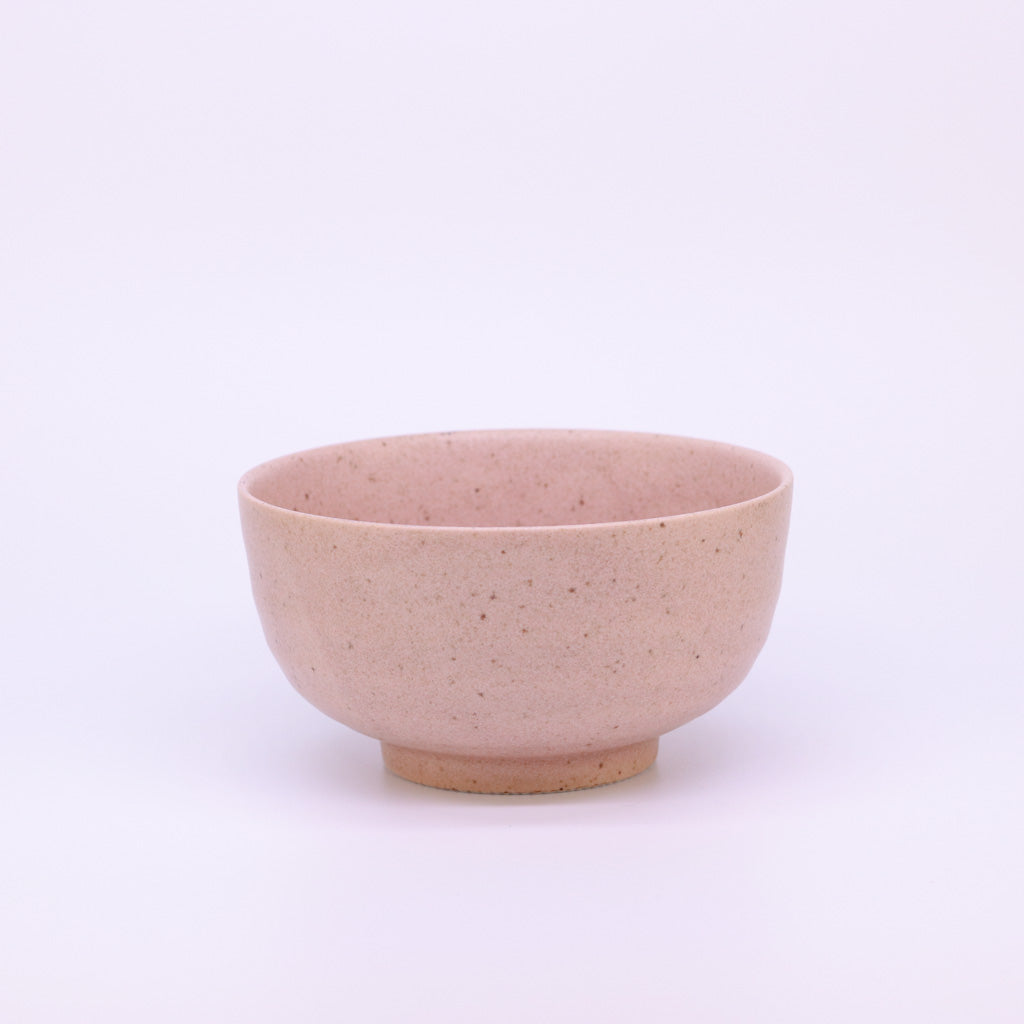 Matcha Schale in einem orange ton auf weißem Hintergrund