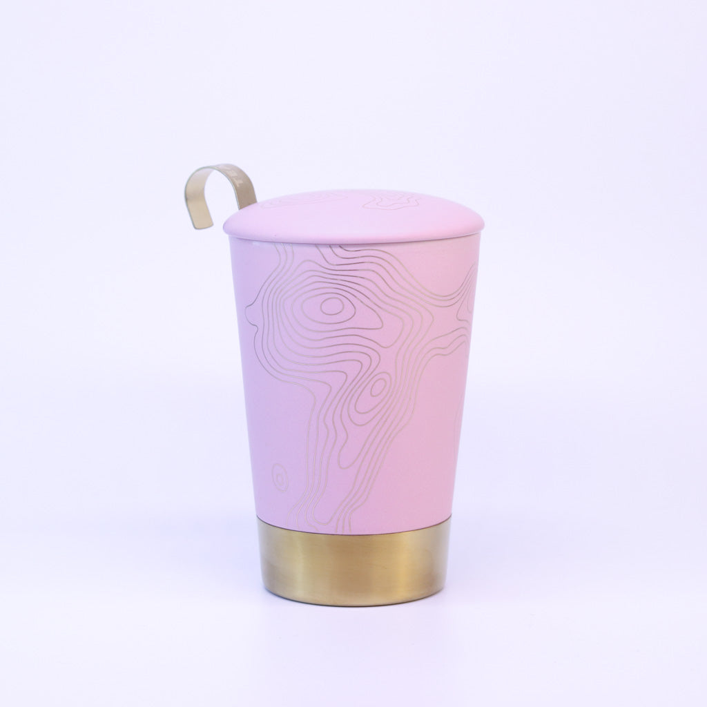 Teaeve Precious in rosa steht auf weißem Hintergrund