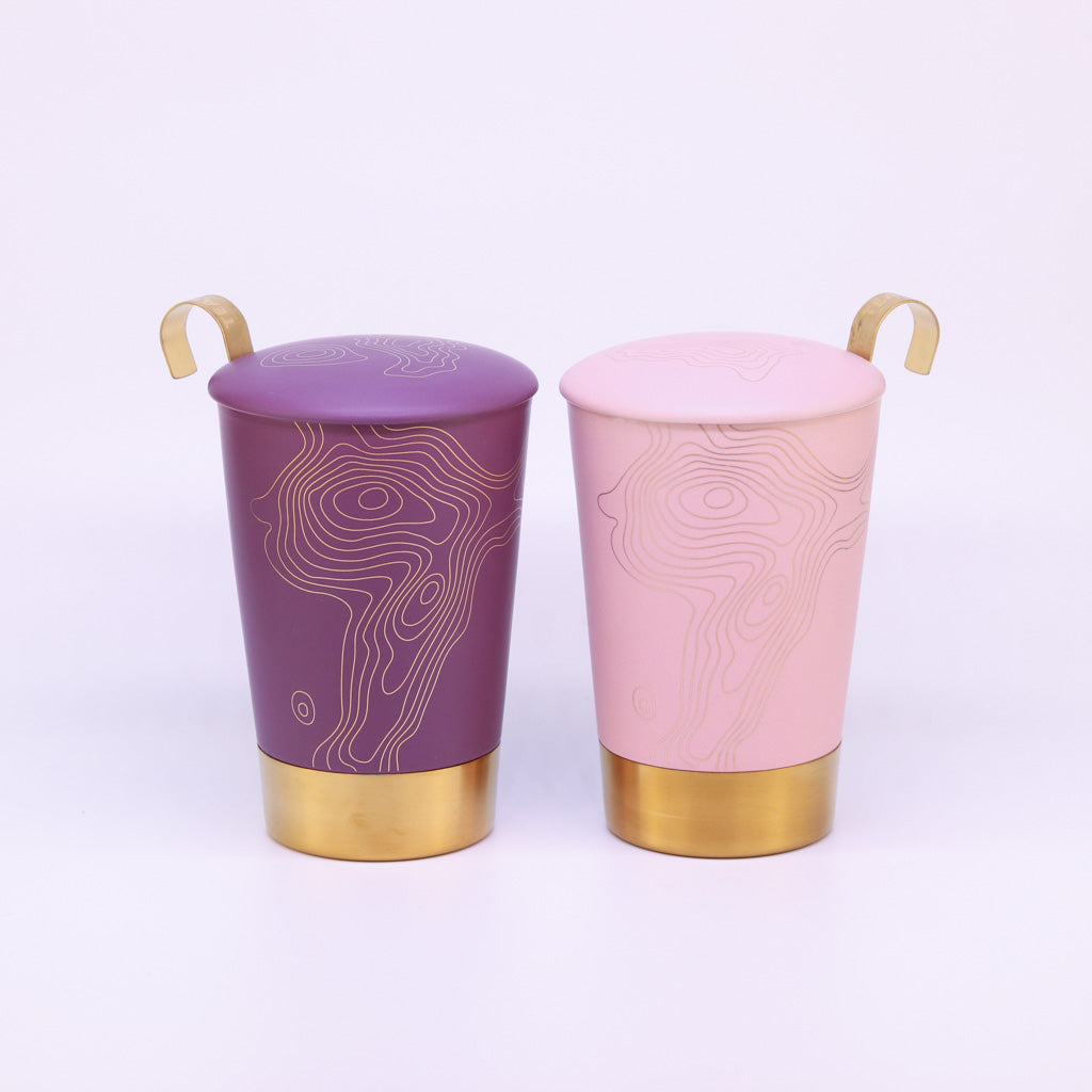 Teaeve Precious in rosa und lila stehen nebeneinander auf weißem Hintergrund