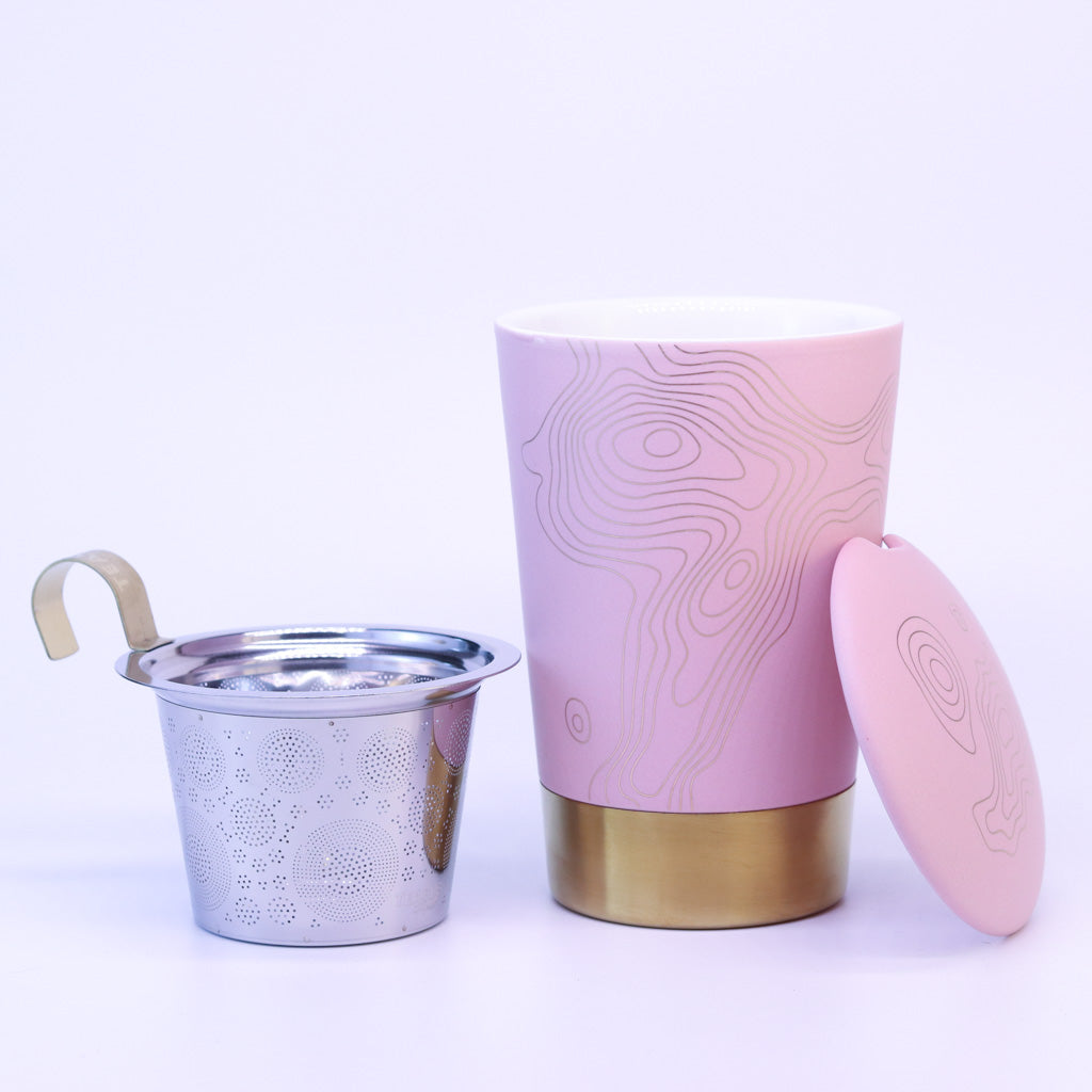 Teaeve Precious in rosa steht auseinander gebaut auf weißem Hintergrund. Man sieht die Teetasse, das Teesieb und den Deckel