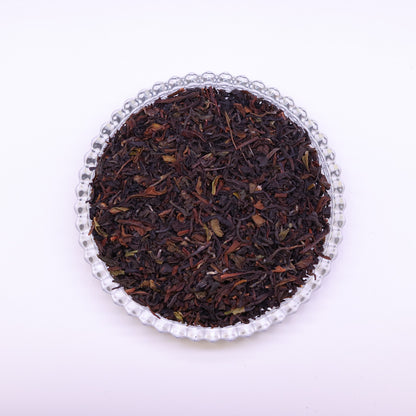 Glasschale mit losem Darjeeling Frühlingserwachen Bio Schwarztee