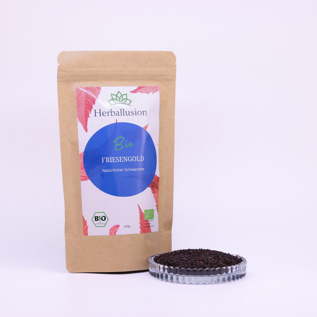 100g-Beutel Bio-Schwarztee ‚Friesengold´ mit rot-blauem Etikett, daneben Glasschale mit losem Tee.