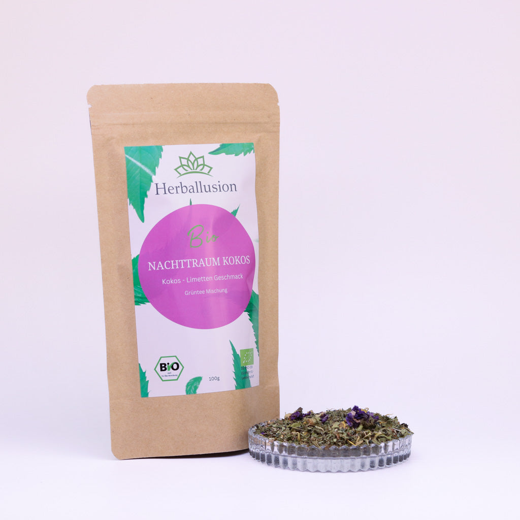 100g-Beutel Bio-Kräutertee ‚Nachttraum Kokos‘ mit rosa-grünem Etikett, daneben Glasschale mit losem Tee.