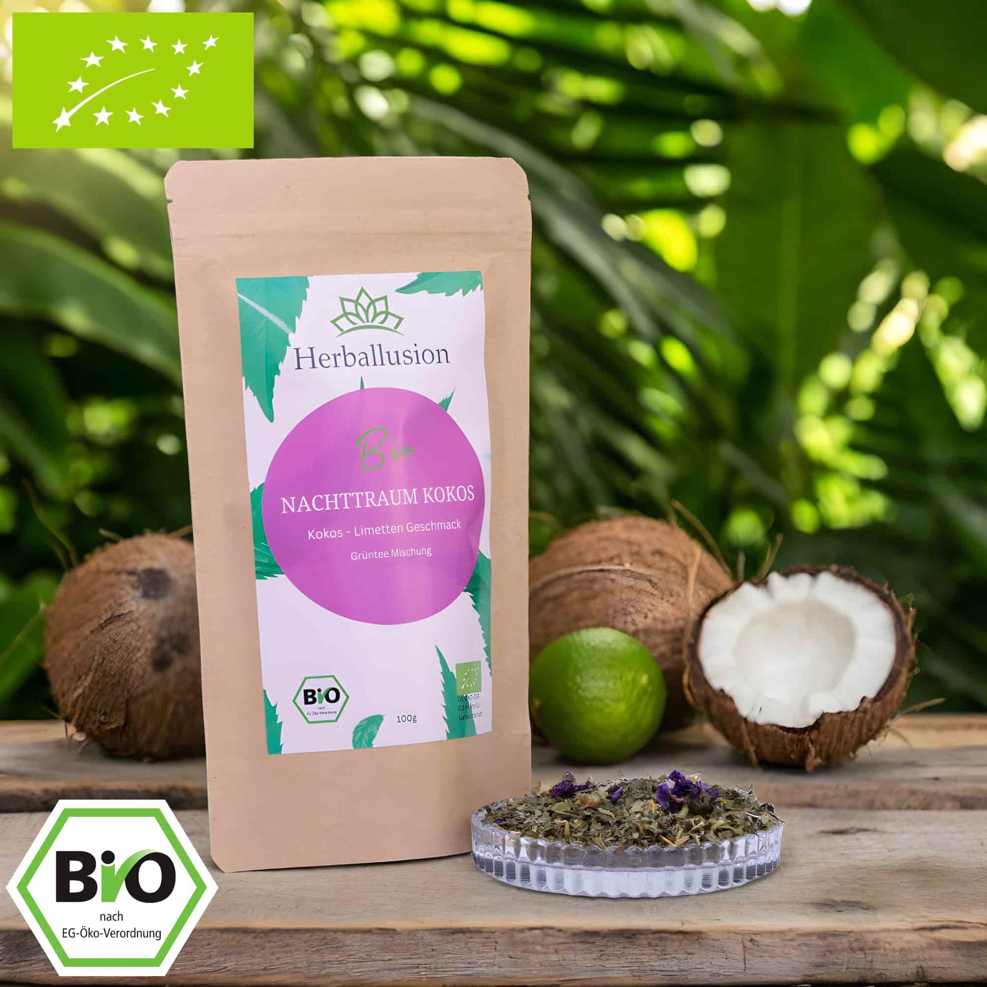 100g-Beutel Bio-Kräutertee ‚Nachttraum Kokos‘ mit rosa-grünem Etikett, daneben Glasschale mit losem Tee. Im Hintergrund Zutaten zu sehen sowie Bio und EU Zertifizierung.