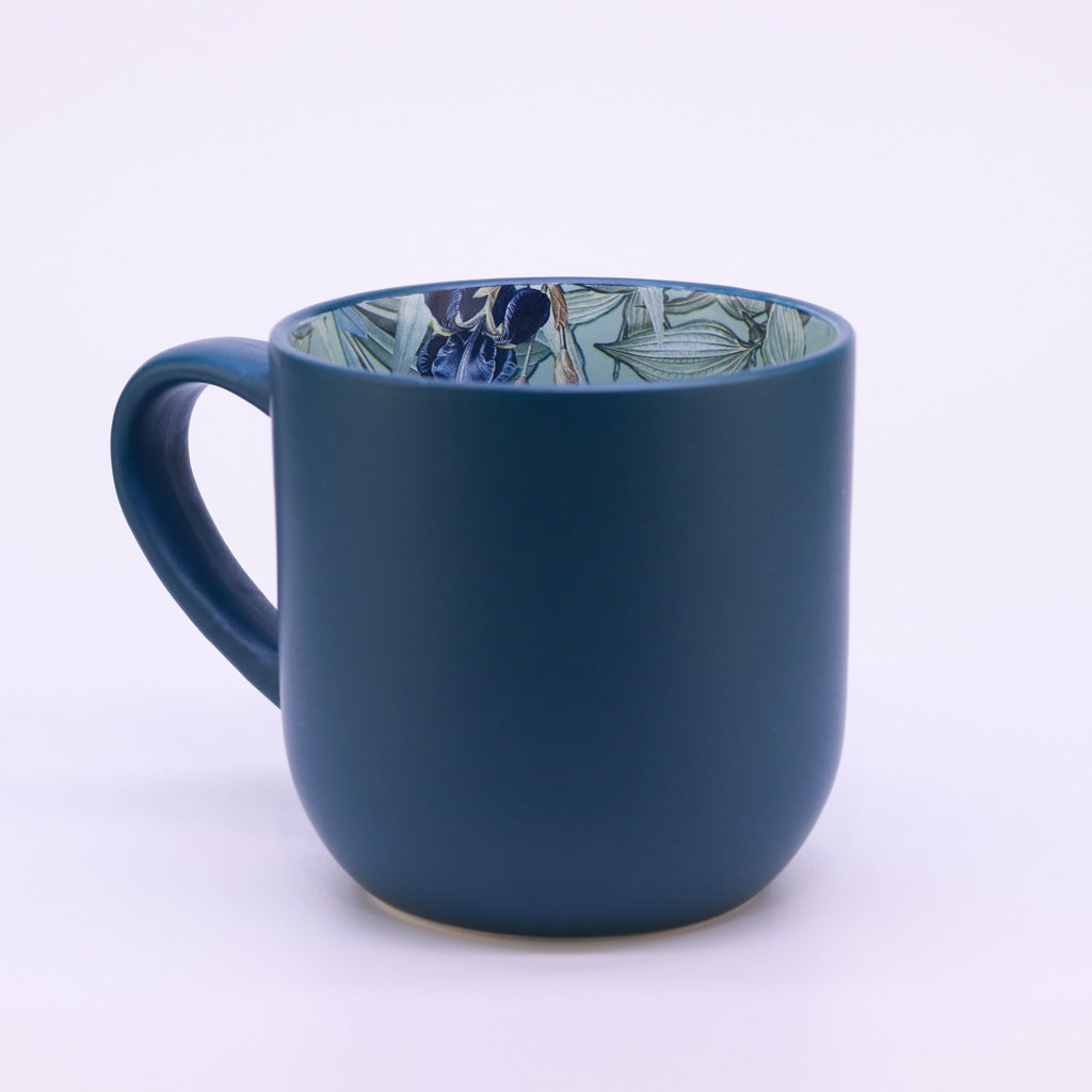 Teetasse Blue Garden steht auf weißem Hintergrund