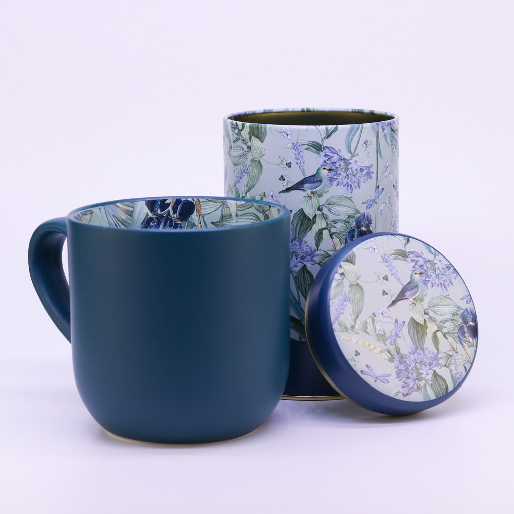 Blue Garden Teetasse und Teedose stehen nebeneinander auf weißem Hintergrund