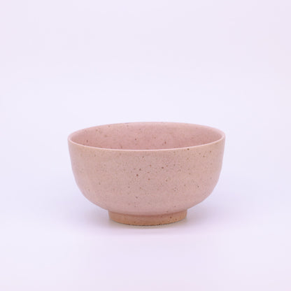 Matcha Schale in einem orange ton auf weißem Hintergrund