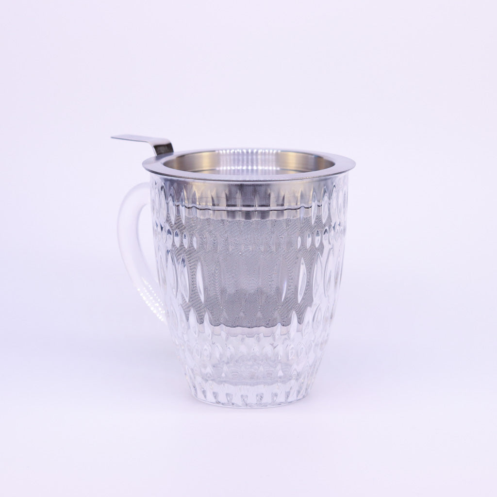 Nachtmann Teetasse Ethno steht mit passendem Teesieb im Glas auf weißem Hintergrund