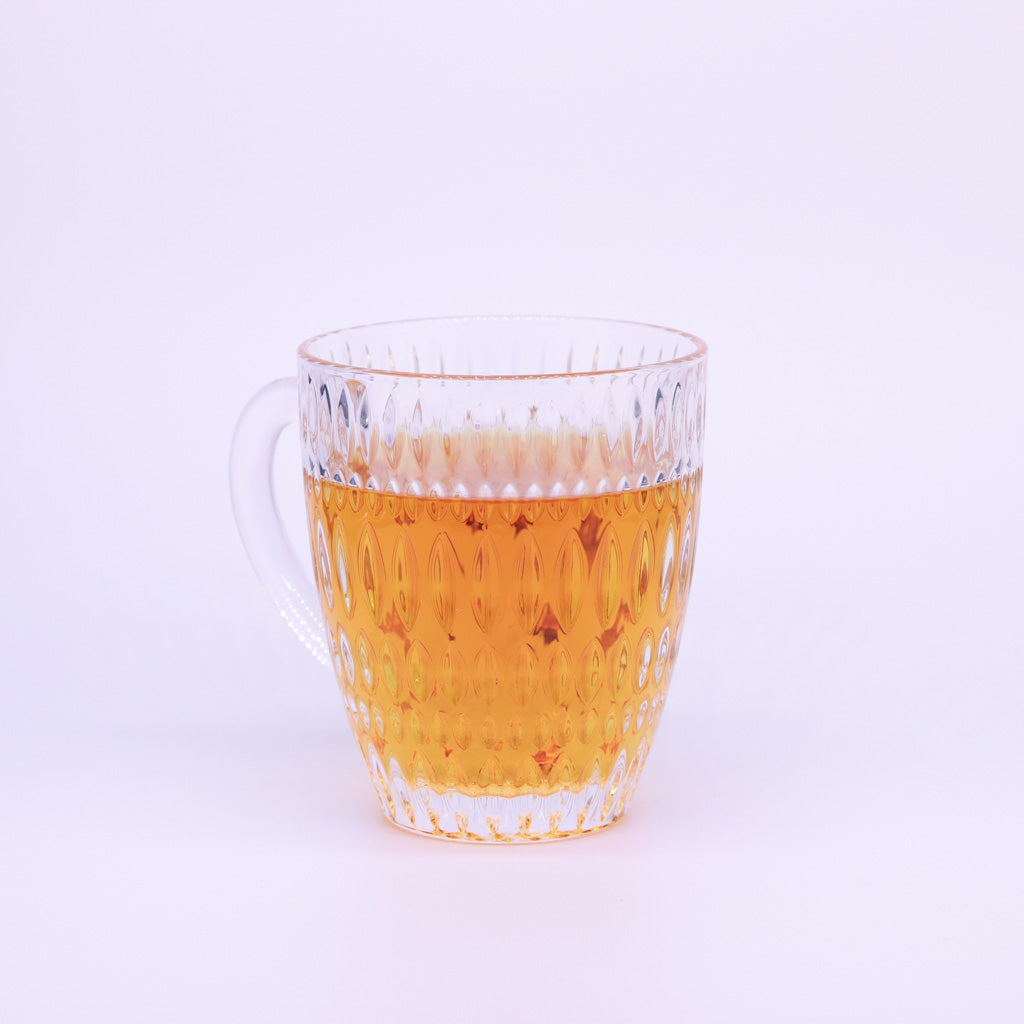 Nachtmann Teetasse Ethno gefüllt mit honigfarbenem Tee auf weißem Hintergrund