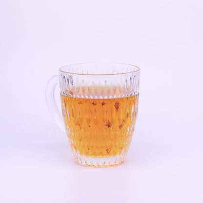 Nachtmann Teetasse Ethno gefüllt mit honigfarbenem Tee auf weißem Hintergrund