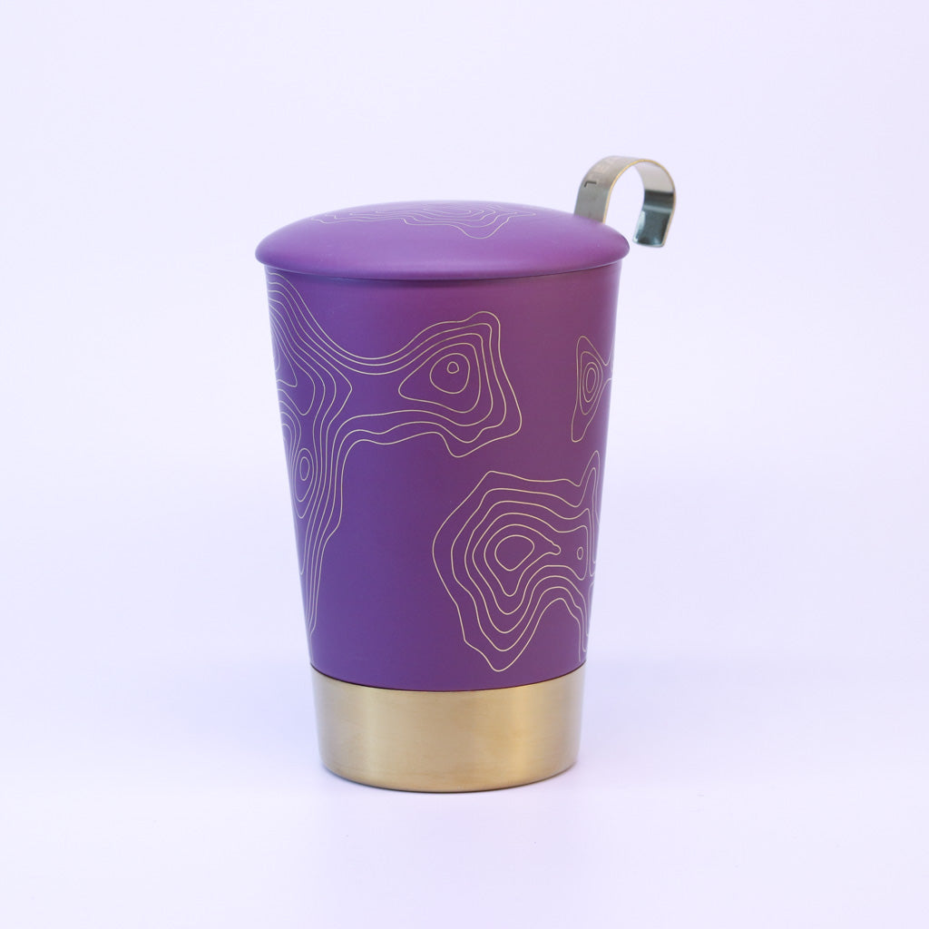 Teaeve Precious in lila steht auf weißem Hintergrund