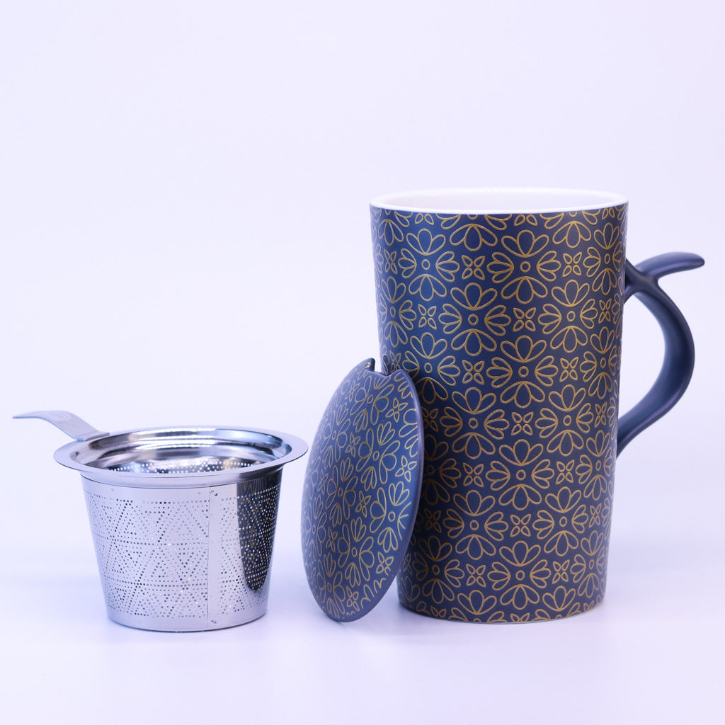 Teamug Talvi in blau auseinander gebaut auf weißem Hintergrund. Teetasse, Deckel und Teesieb sind sichtbar