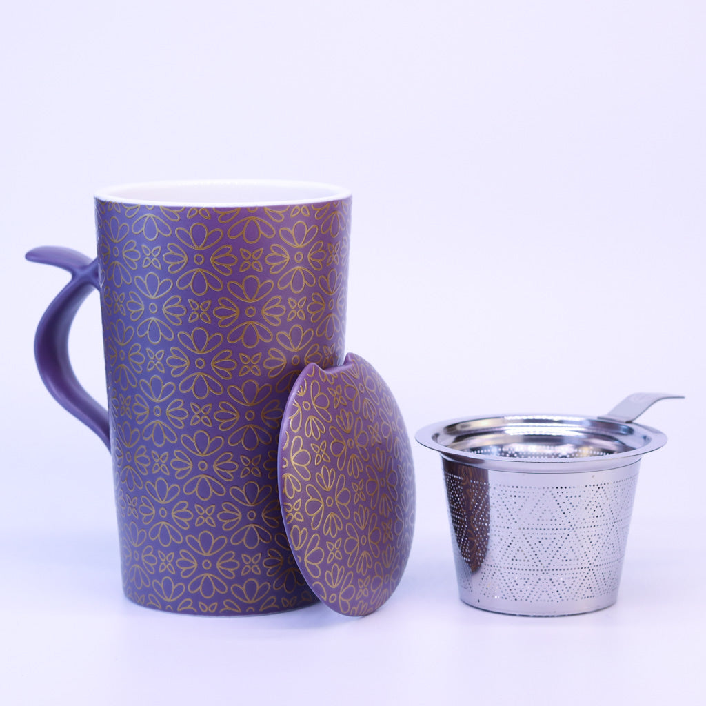 Teamug Talvi in lila auseinander gebaut auf weißem Hintergrund. Teetasse, Deckel und Teesieb sind zu sehen