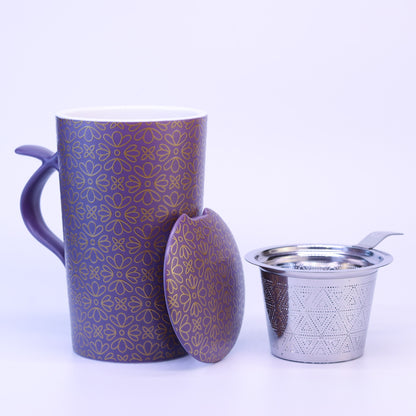 Teamug Talvi in lila auseinander gebaut auf weißem Hintergrund. Teetasse, Deckel und Teesieb sind zu sehen