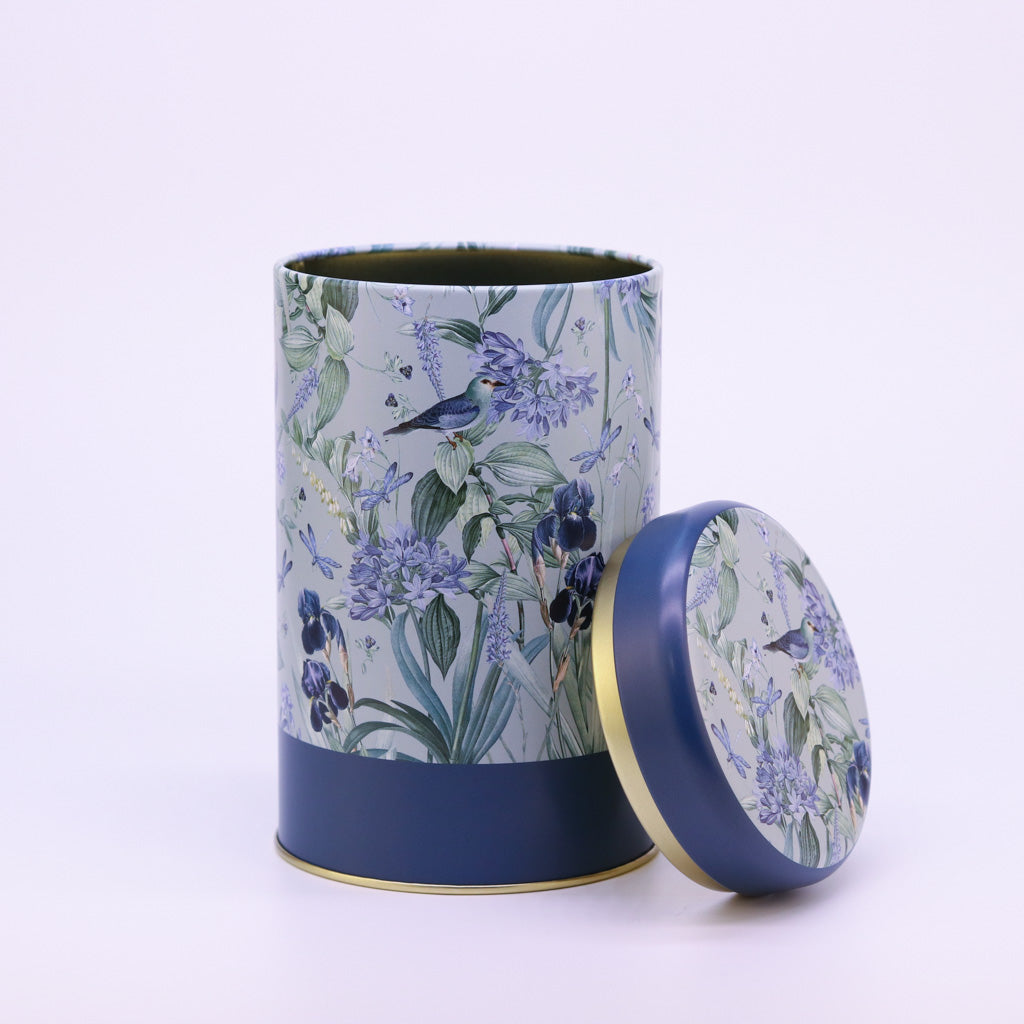 Teedose Blue Garden steht mit offenem Deckel auf weißem Hintergrund