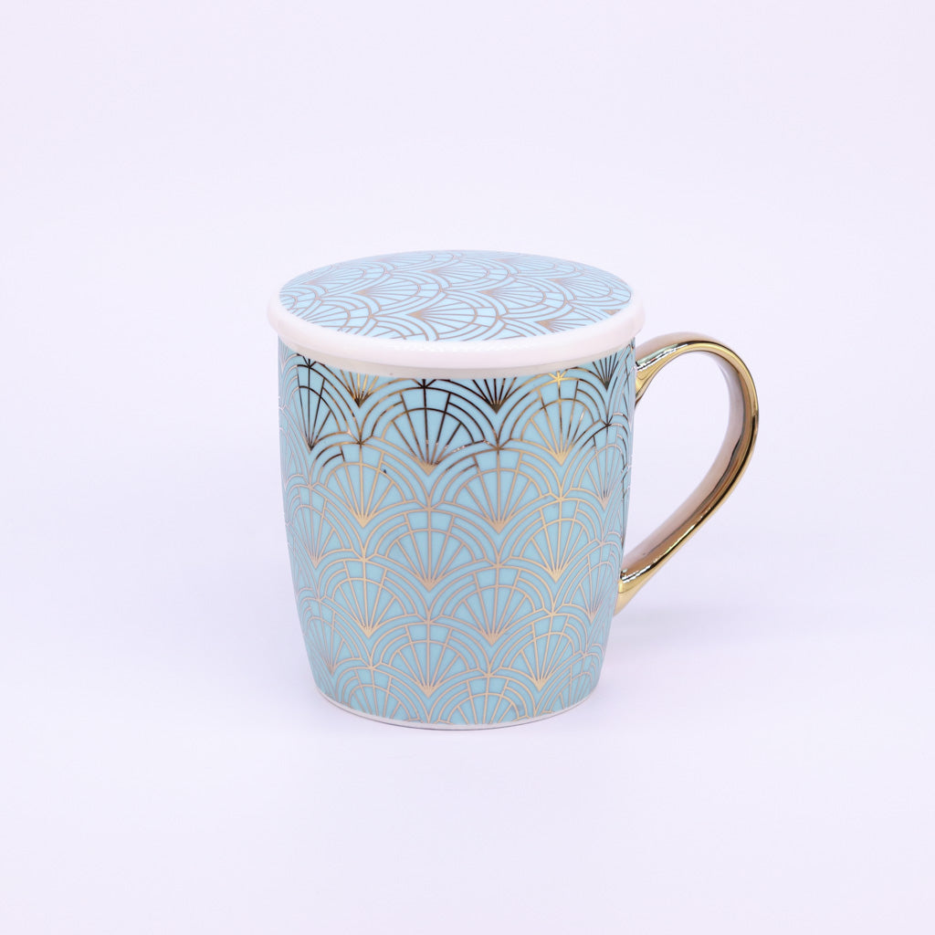 Türkise Teetasse mit goldener Verzierung im Art Déco Stil, 400 ml Fassungsvermögen, auf weißem Hintergrund. 