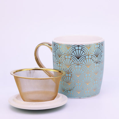 Teetasse Art Déco steht mit Teesieb und Deckel auf weißem Hintergrund