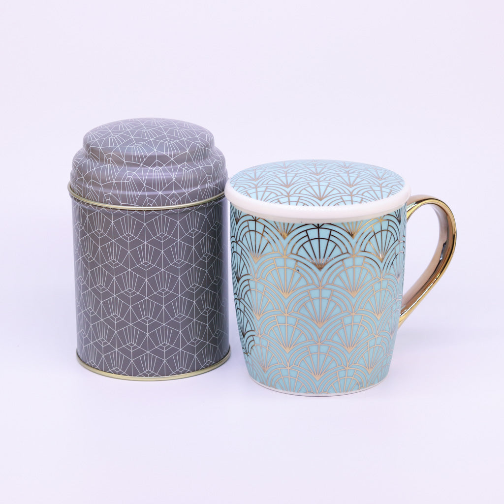 Art Déco Teetasse und Teedose in grau stehen nebeneinander auf weißem Hintergrund 