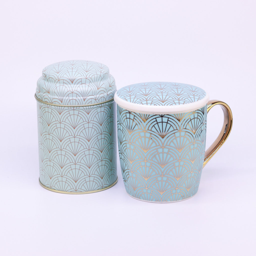 Art Déco Teetasse und Teedose in grün stehen nebeneinander auf weißem Hintergrund