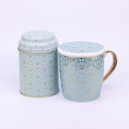Art Déco Teetasse und Teedose in grün stehen nebeneinander auf weißem Hintergrund